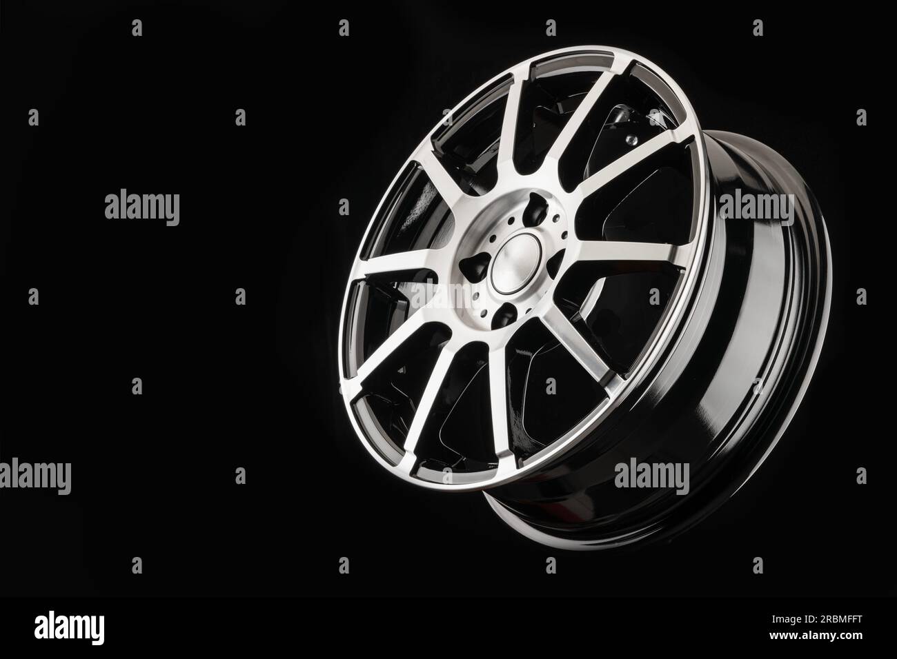 Disque moulé à rayons minces, roue sport sur fond noir, minimalisme Banque D'Images