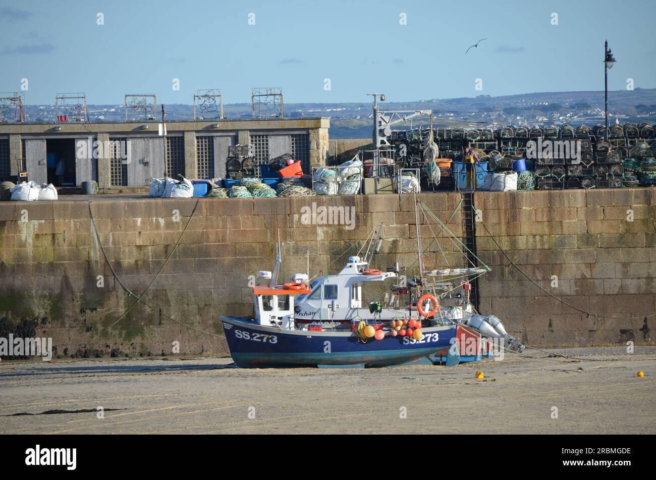 Bateau de pêche dans le port Banque D'Images