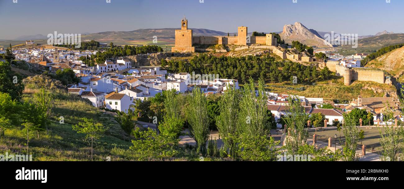 Vue panoramique sur la ville et la forteresse Alcazaba de Antequera dans l'arrière-pays de Malaga en Andalousie, Espagne Banque D'Images