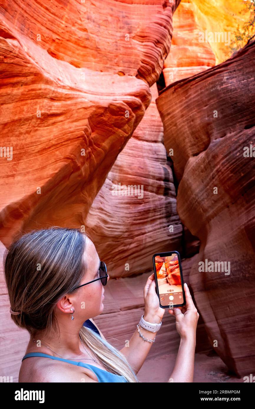 Touriste à Peek-A-Boo Slot canyon près de Kanab Utah USA Banque D'Images