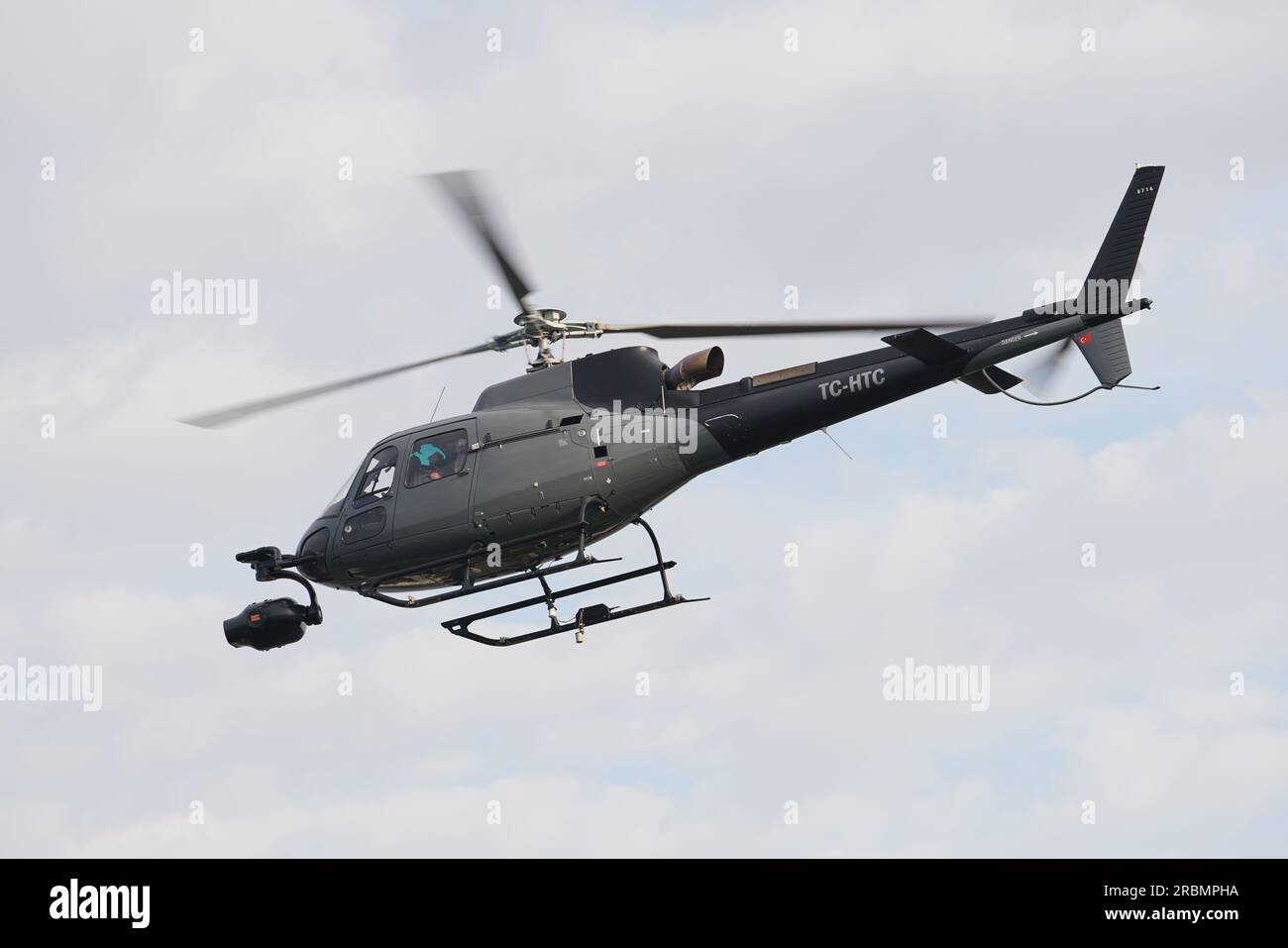 ISTANBUL, TURKIYE - 06 NOVEMBRE 2022 : Eurocopter AS350 Ecureuil survolant la ville d'Istanbul Banque D'Images