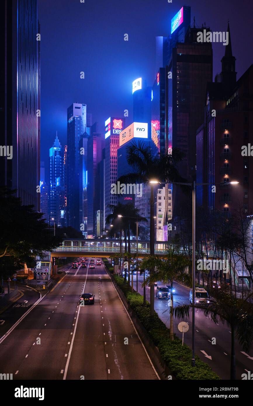 Hong Kong, Chine - avril 28 2023 : lumières nocturnes des villes et gratte-ciel Banque D'Images