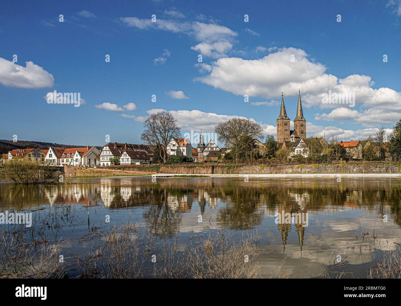 Vue sur la Weser à la vieille ville de Höxter avec mairie et Kilianikirche, Höxter, Rhénanie du Nord-Westphalie, Allemagne Banque D'Images
