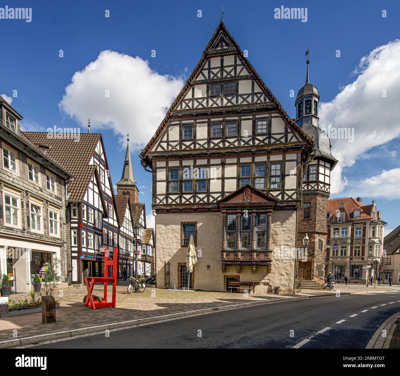 Hôtel de ville dans la vieille ville de Höxter, en arrière-plan une tour de la Kilianikirche, Höxter, Weserbergland, Rhénanie du Nord-Westphalie, Allemagne Banque D'Images