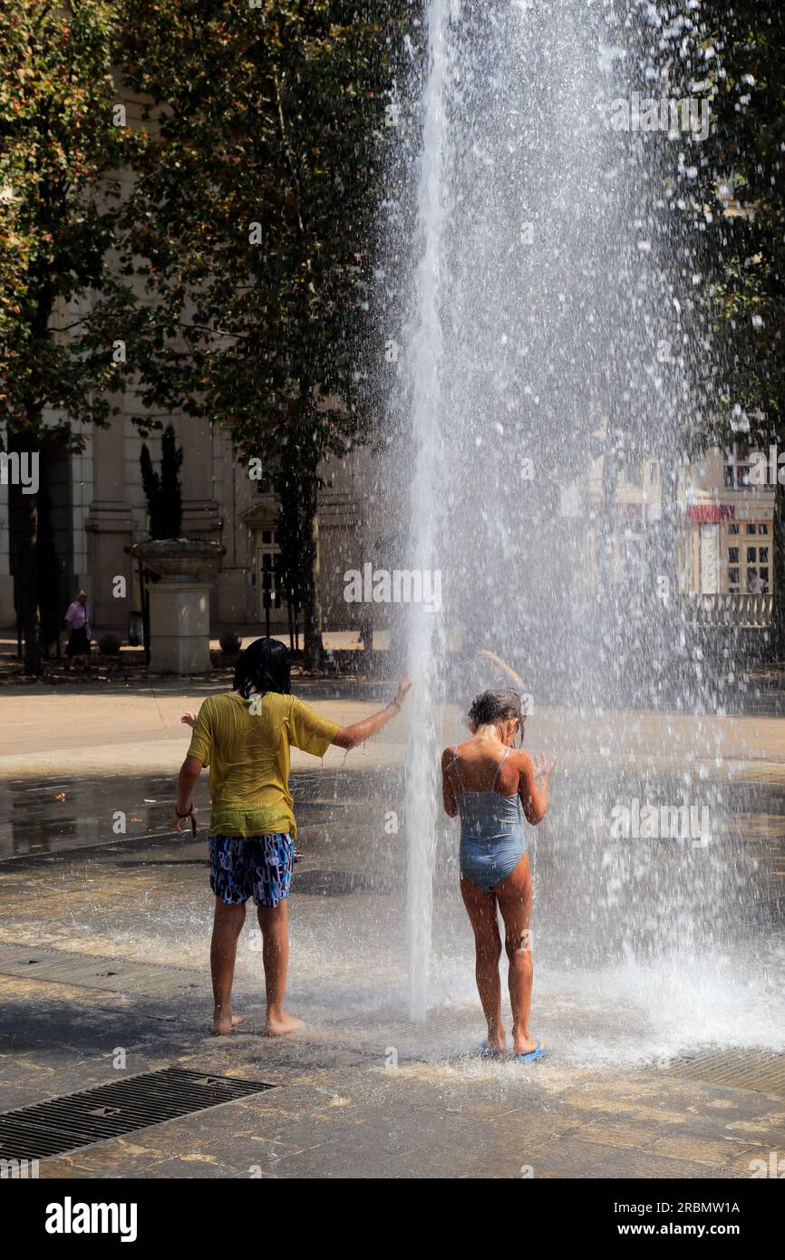 Rafraîchissement dans la fontaine Zeus, sur la place du nombre d'Or, quartier Antigone. Montpellier, Occitanie, France Banque D'Images