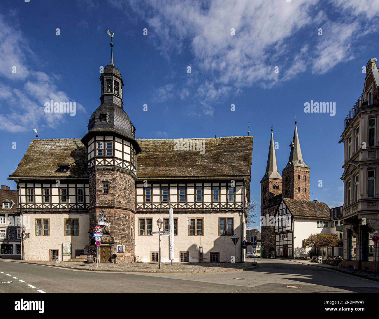 Mairie et Kilianikirche dans la vieille ville de Höxter, Rhénanie du Nord-Westphalie, Allemagne Banque D'Images