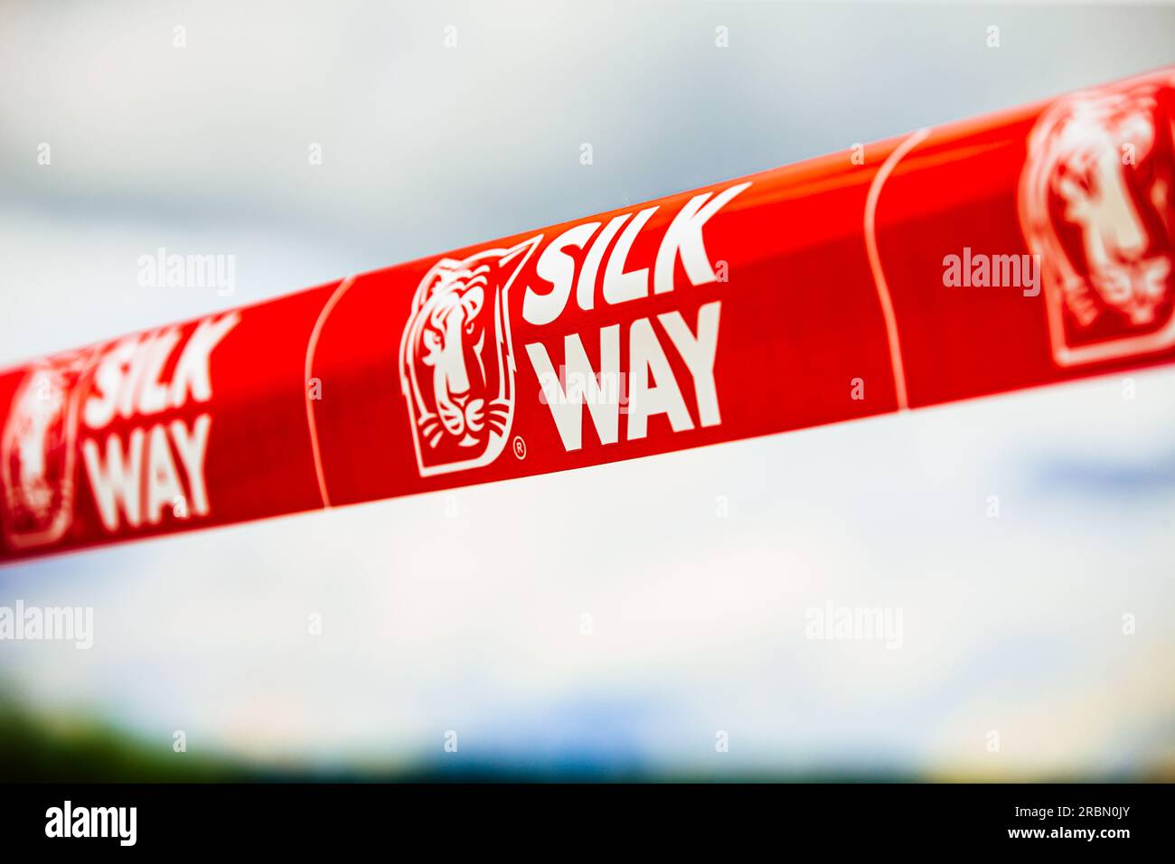 Région de Chelyabinsk, Russie - 10 juillet 2017 : bande rouge avec l'inscription 'Silk Way' Banque D'Images