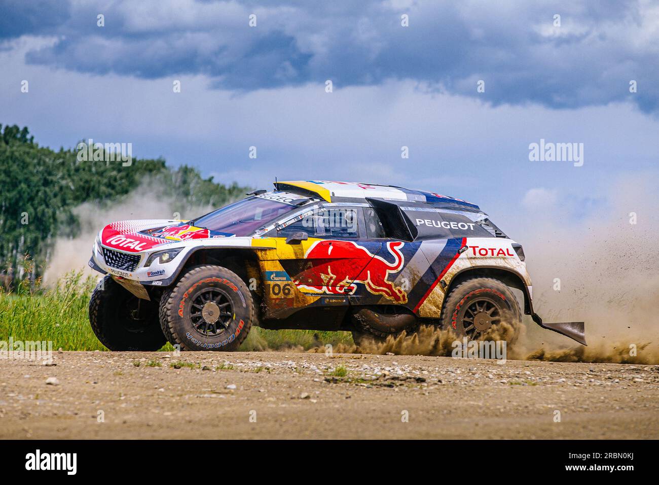 Région de Chelyabinsk, Russie - 10 juillet 2017 : Peugeot cross-country avec l'équipe de france lors du rallye 'Silk Way' Banque D'Images