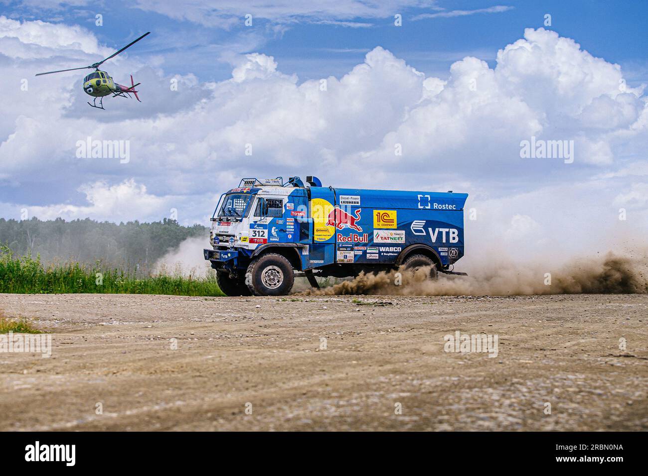 Région de Chelyabinsk, Russie - 10 juillet 2017 : camion de fond Kamaz c hélicoptère d'escorte lors du rallye 'Silk Way' Banque D'Images