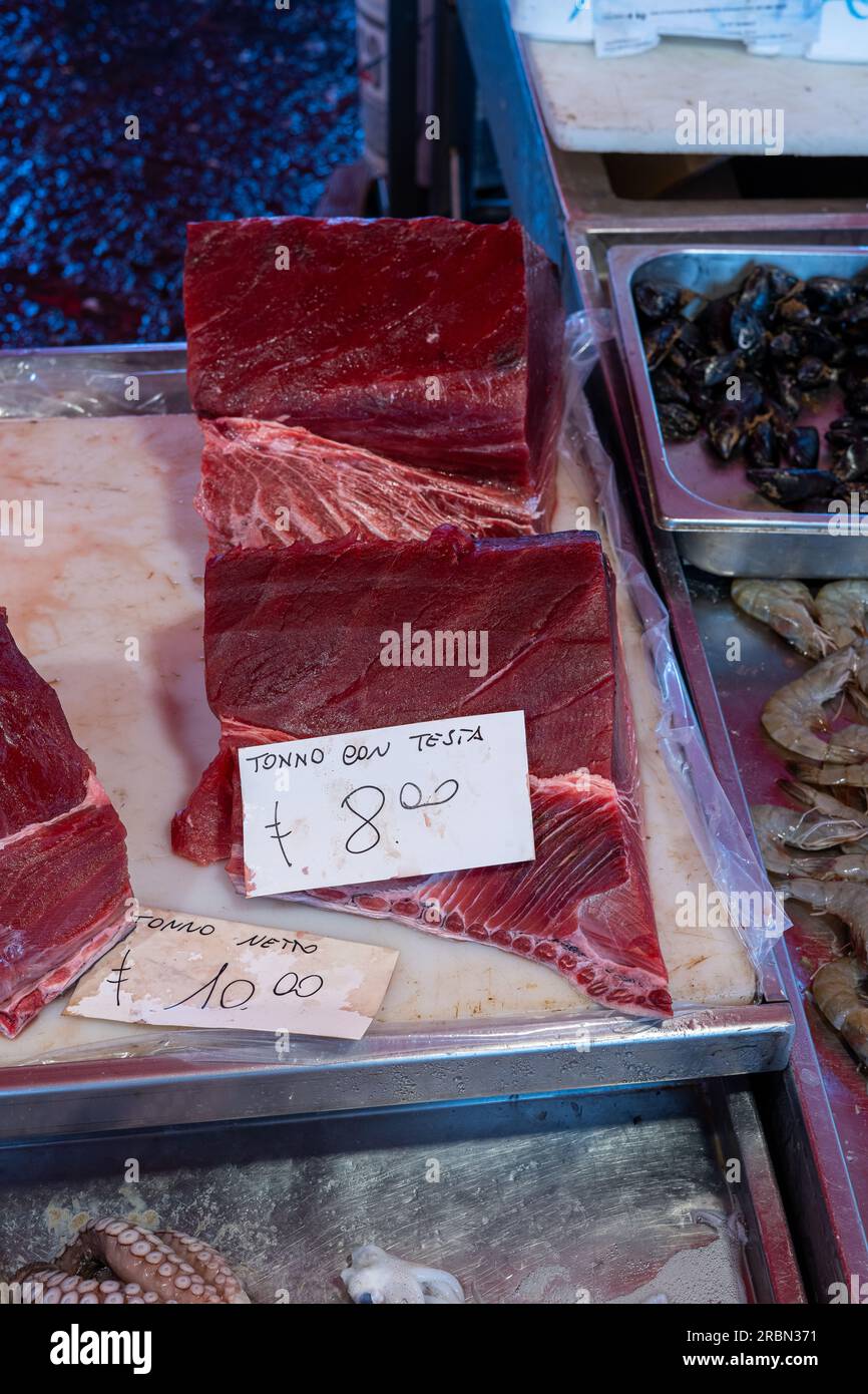 Thon frais vendu sur un marché en Italie avec signe Tonno con testa (traduction : thon avec tête), avec prix Banque D'Images