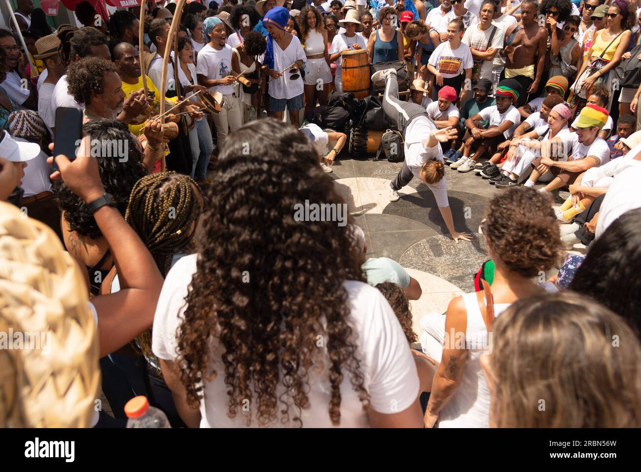 Groupe de capoeiristas sont vus se produire pendant les festivités pour Yemanja sur la plage de Rio Vermelho à Salvado Banque D'Images