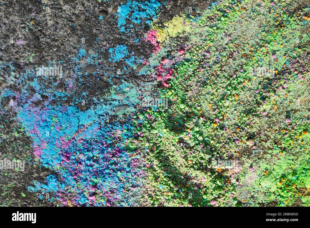 Poudre de craie colorée sur le bitume. Banque D'Images