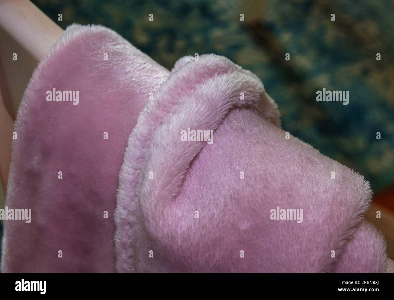 Couvertures pour bébé moelleuses suspendues au-dessus du rail Banque D'Images