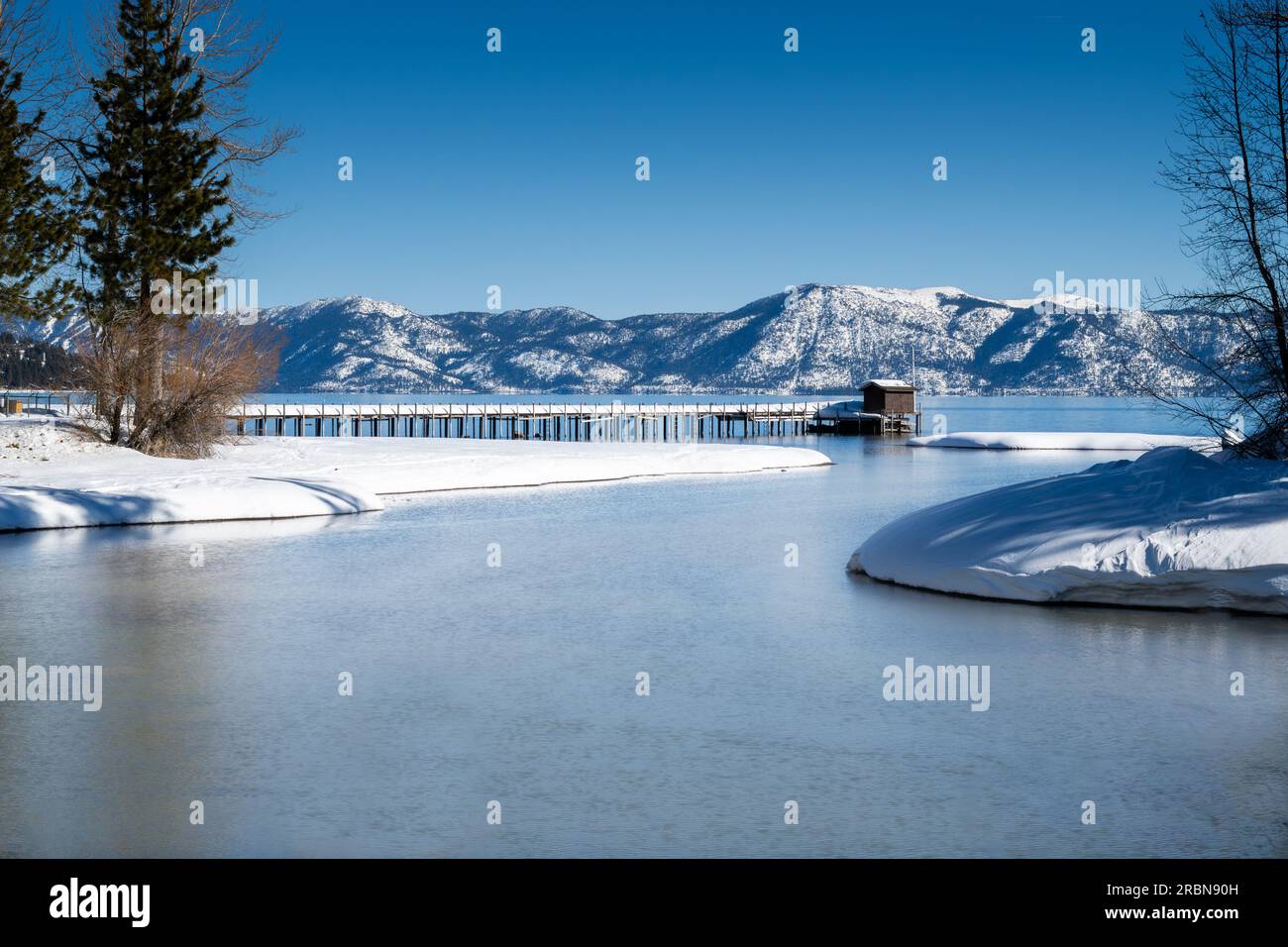 Là où la rivière Truckee rencontre le lac Tahoe en hiver, avec un ciel bleu sans nuages et de l'eau, et une jetée Banque D'Images