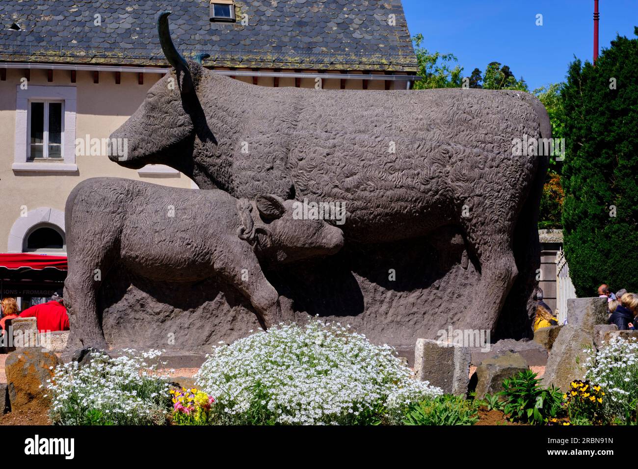 France, Cantal (15), Allanche, sculpture d'une vache Salers sur la place du Foirail. Parc naturel régional des Volcans d'Auvergne, plateau du Cézallier Banque D'Images