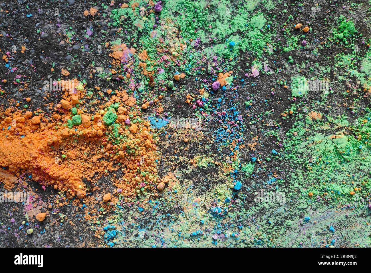 Poudre de craie colorée sur le bitume. Banque D'Images