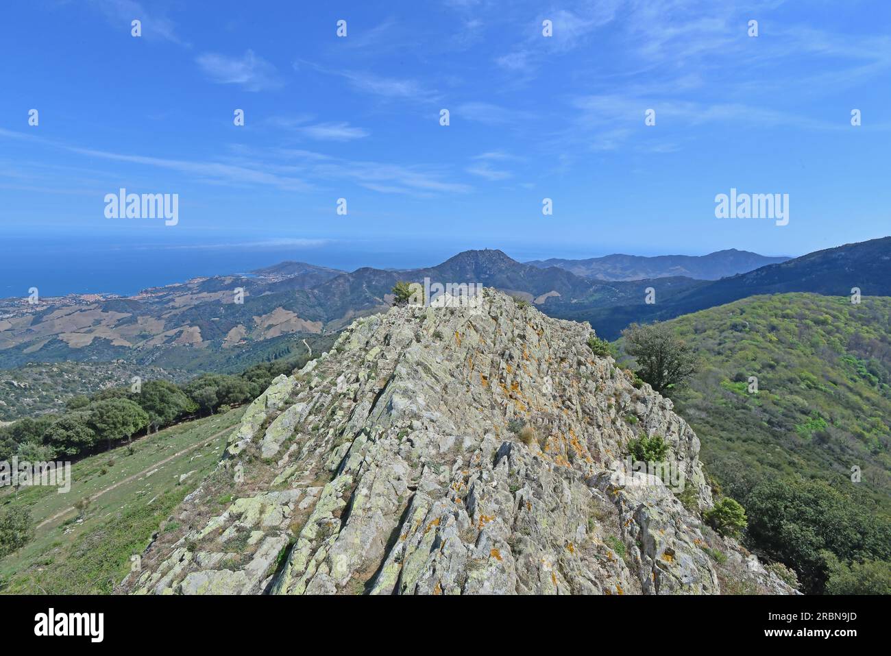 Paysage des montagnes des Alberes et de la côte Vermeille du sud de la France et du nord de l'Espagne Banque D'Images