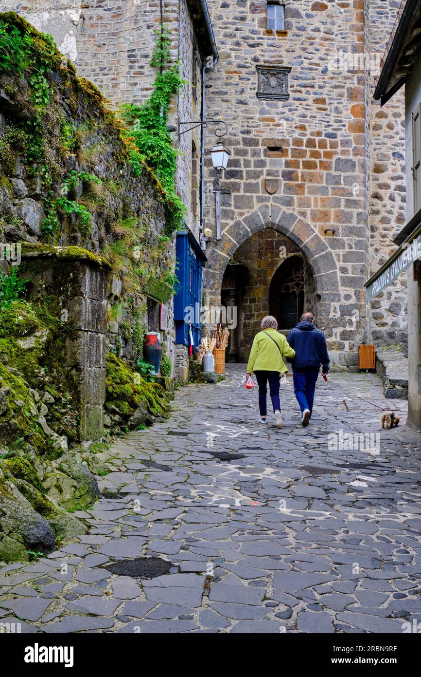 France, Cantal, Parc naturel régional des Volcans d'Auvergne, Salers, labellisé un des plus beaux villages de France, porte et rue du Beffroi Banque D'Images