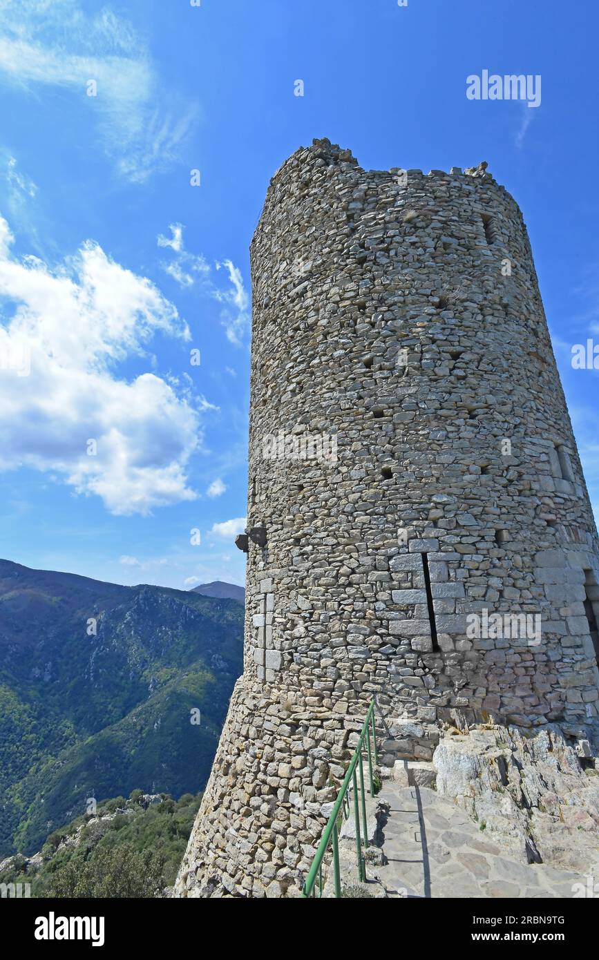 La tour Massane du 13e siècle dans les montagnes des Alberes dans le sud de la France et les Pyrénées orientales Banque D'Images