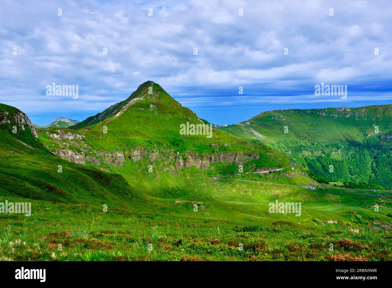 France, Cantal, parc naturel régional des Volcans d'Auvergne, monts du Cantal, le puy Mary à 1783m Banque D'Images