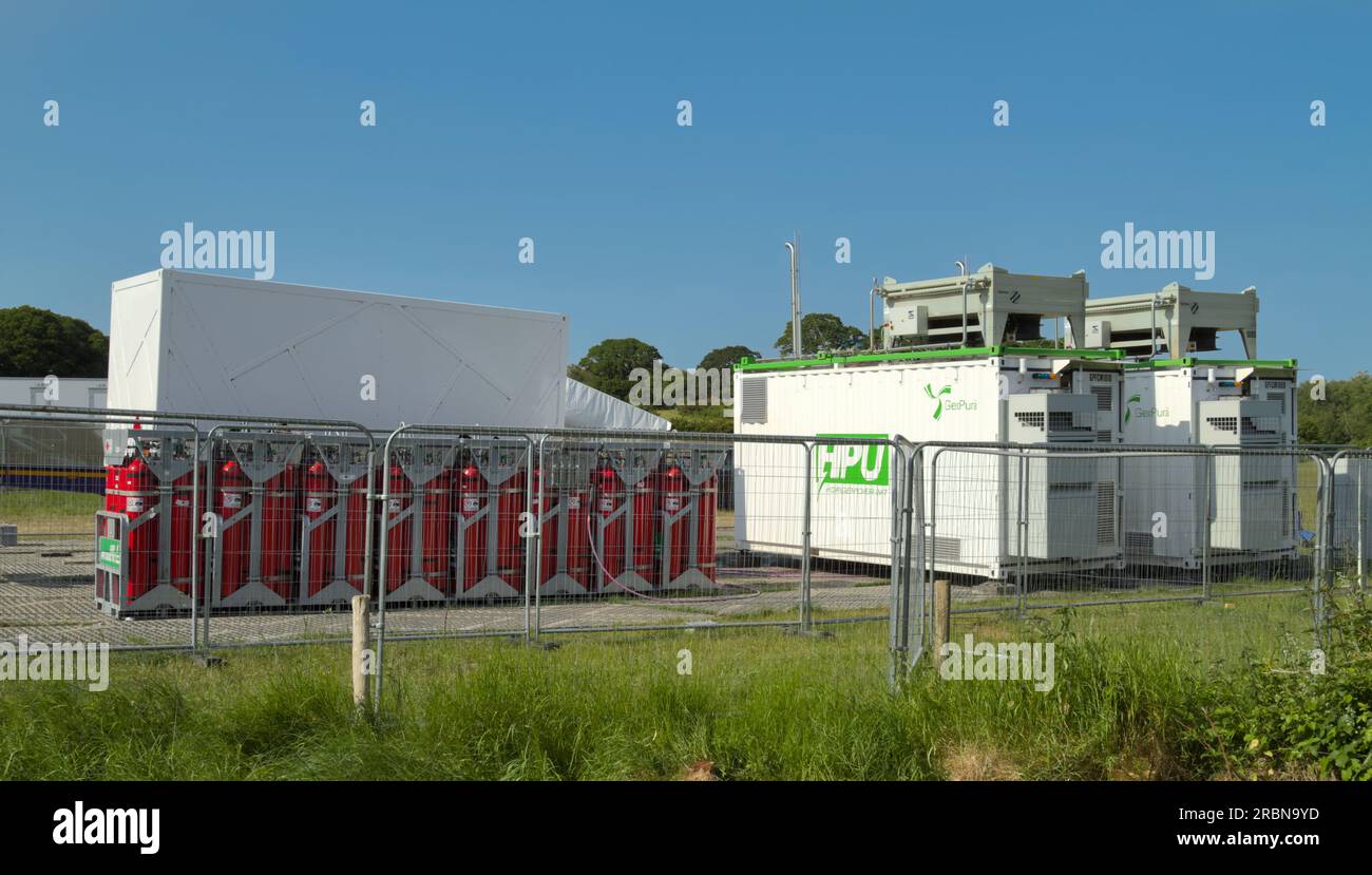 Unité d'alimentation à hydrogène portable par GeoPura avec réservoirs de gaz hydrogène dans Un champ sur site, Royaume-Uni. Produire de l'énergie à grande échelle à partir de carburant hydrogène vert Banque D'Images