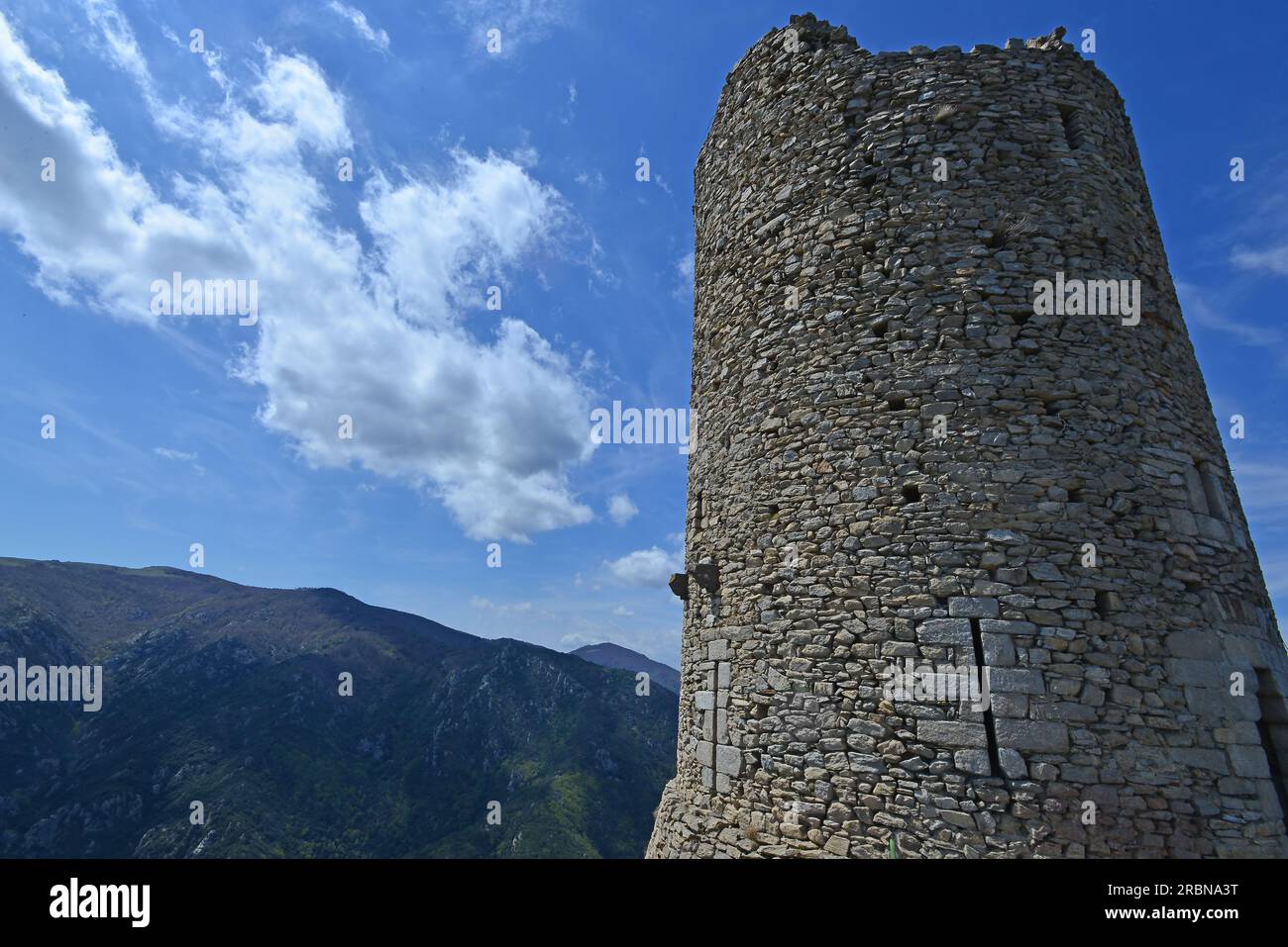 La tour Massane du 13e siècle dans les montagnes des Alberes dans le sud de la France et les Pyrénées orientales Banque D'Images
