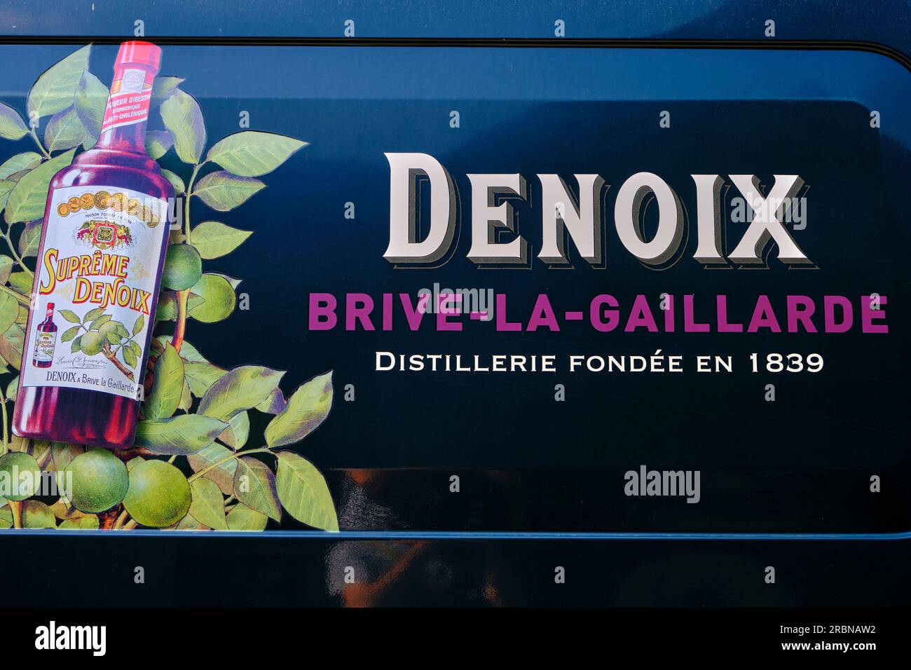France, Corrèze (19), Brive-la-Gaillarde, distillerie Denoix ouverte en 1839 et labellisée Société du patrimoine vivant, fabricant de liqueurs vérifiant le vieillissement du li Banque D'Images