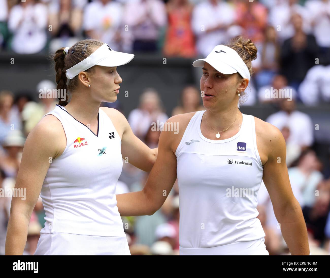 Wimbledon, Royaume-Uni. 10 juillet 2023. Elena Rybakina, à gauche, console son adversaire Beatriz Haddad Maia, du Brésil, après avoir été forcée de se retirer de leur match de quatrième tour à Wimbledon aujourd'hui en raison d'une blessure. Crédit : Adam Stoltman/Alamy Live News Banque D'Images