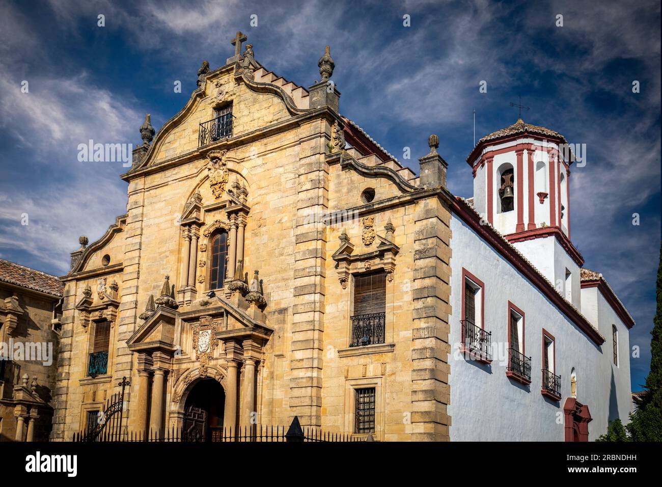 Vue générale de la façade de l'église de Santa Cecilia et Nuestro Padre Jésus et le clocher blanc et rouge à Ronda, Malaga, Andalousie, Espagne Banque D'Images