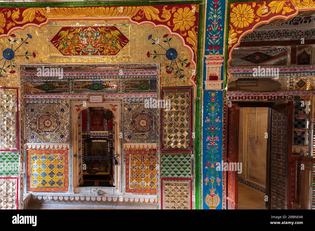 Jaisalmer, Rajasthan, Inde - 16 octobre 2019 : magnifique vue intérieure du temple de la Maison de Patwon Ki Haveli , manoir des marchands Brocade. Banque D'Images