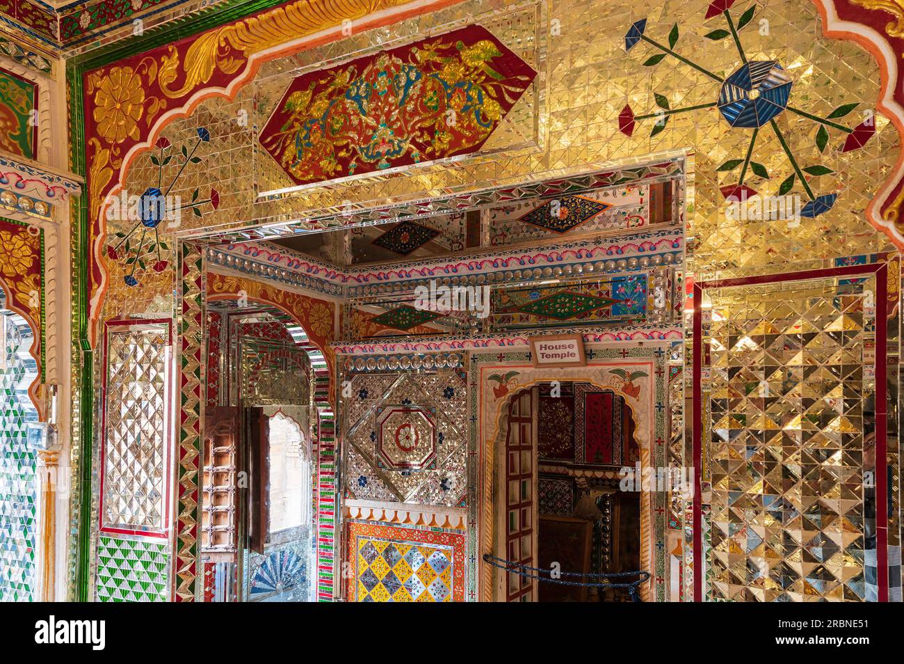 Jaisalmer, Rajasthan, Inde - 16 octobre 2019 : magnifique vue intérieure du temple de la Maison de Patwon Ki Haveli , manoir des marchands Brocade. Banque D'Images