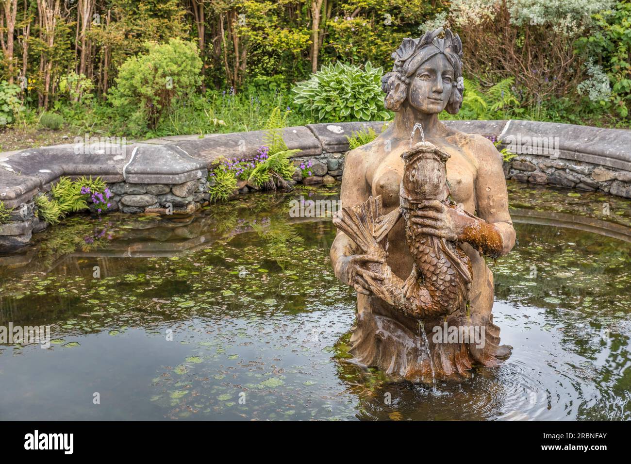 Fontaine de Sirène dans le parc par Ardkinglas Woodland House, Cairndow, Argyll et Bute, Écosse, Royaume-Uni Banque D'Images
