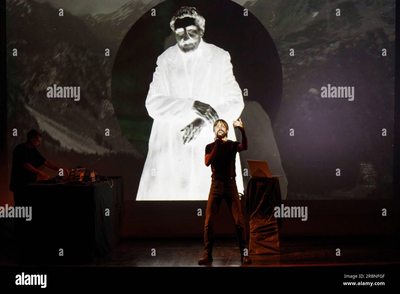 A Lluz, Orión E A Nova Lluz, spectacle poétique, Miguel Rodríguez et Andrés Rodríguez, Santanyi, Majorque, Iles Baléares, Espagne. Banque D'Images