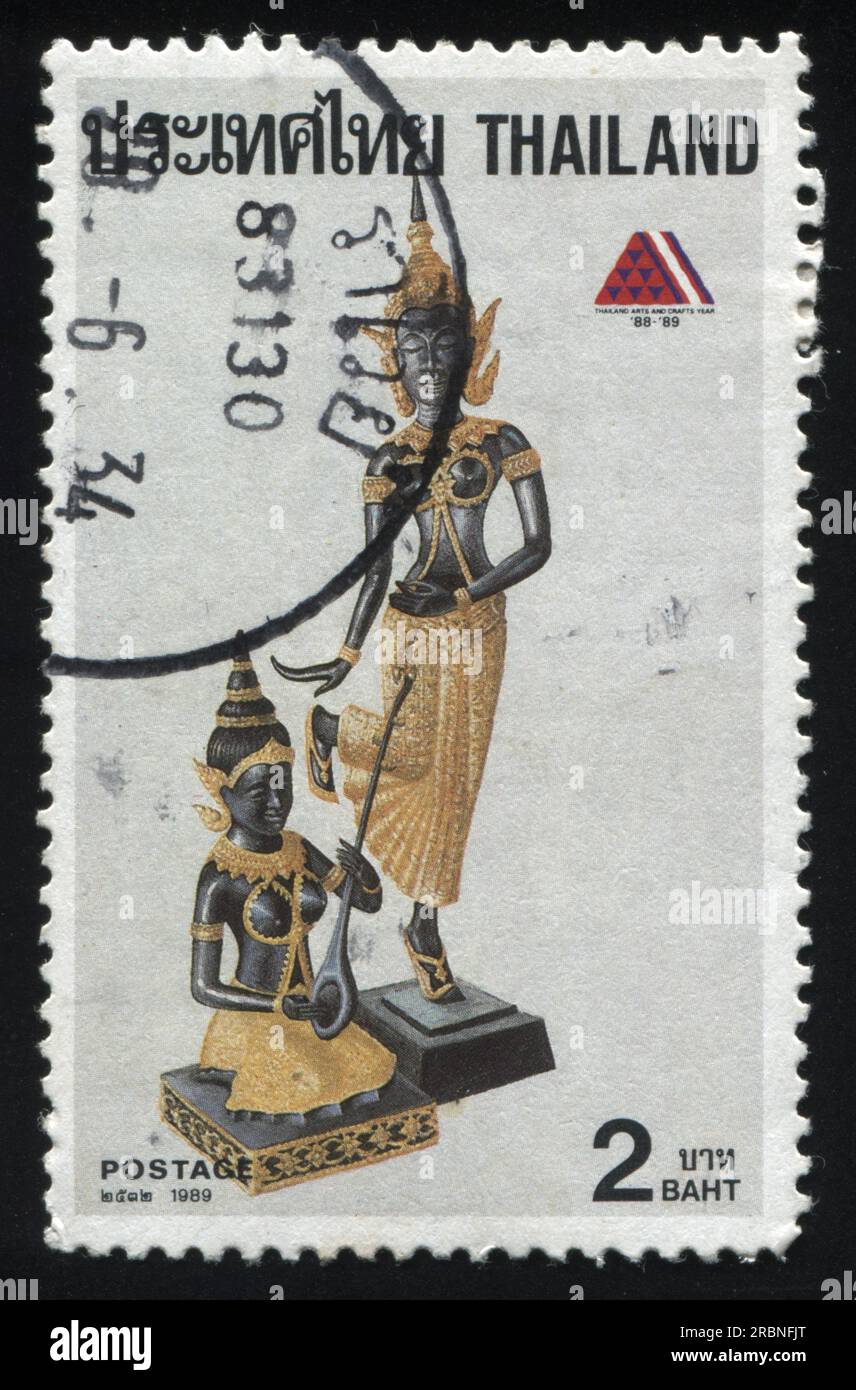 RUSSIE KALININGRAD, 31 MAI 2016 : timbre imprimé par la Thaïlande, montrant deux personnages dansant et jouant sur le luth, vers 1989 Banque D'Images