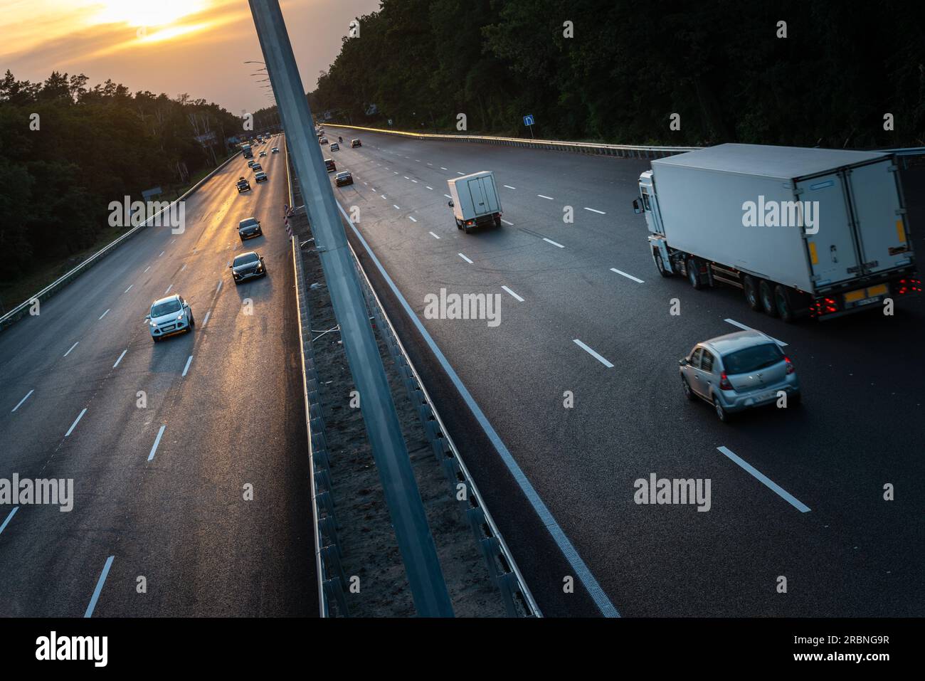 Fond de transport, trafic sur l'autoroute au coucher du soleil Banque D'Images