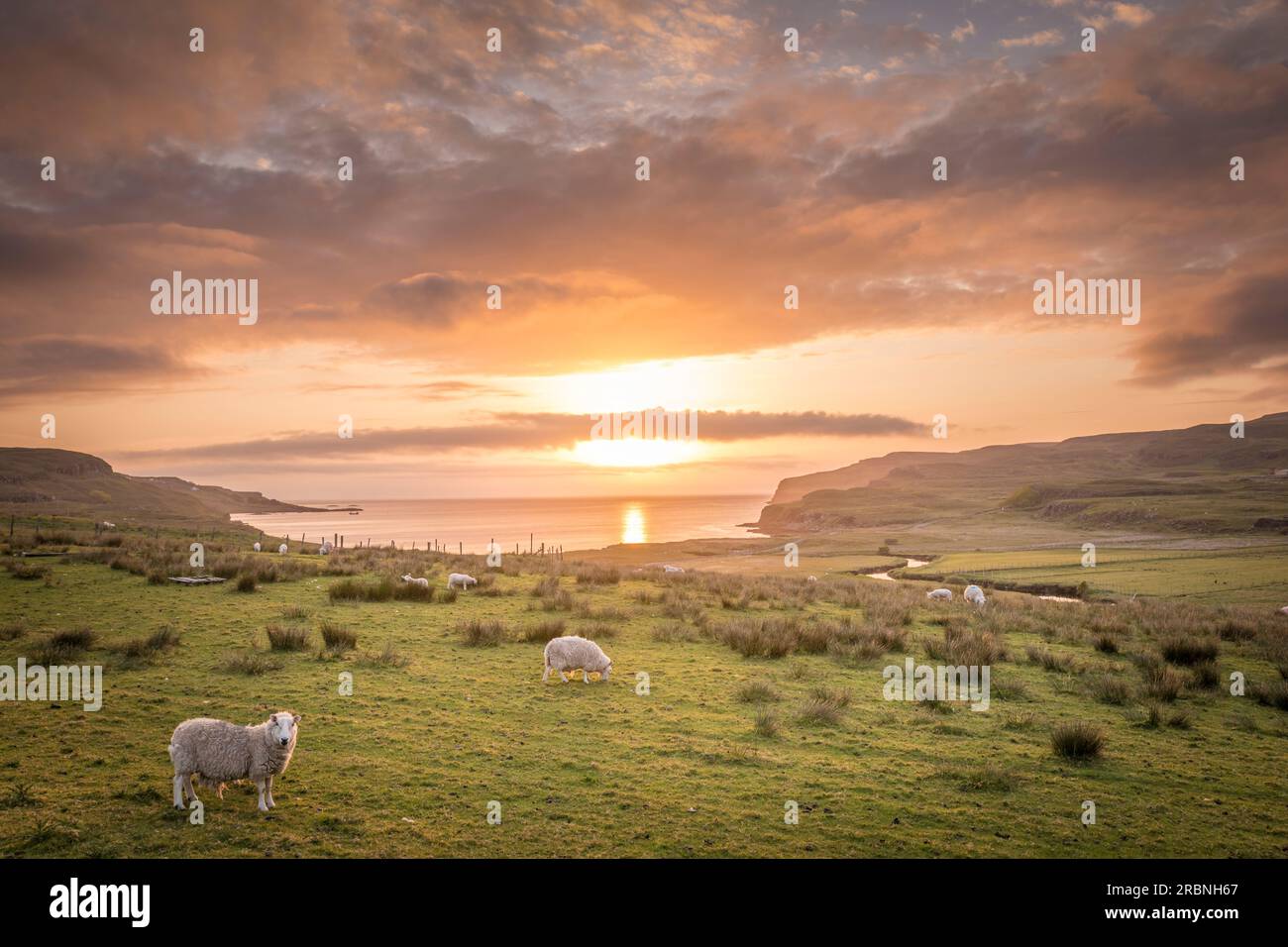 Coucher de soleil au Loch Pooltiel, Glendale, île de Skye, Highlands, Écosse, ROYAUME-UNI Banque D'Images