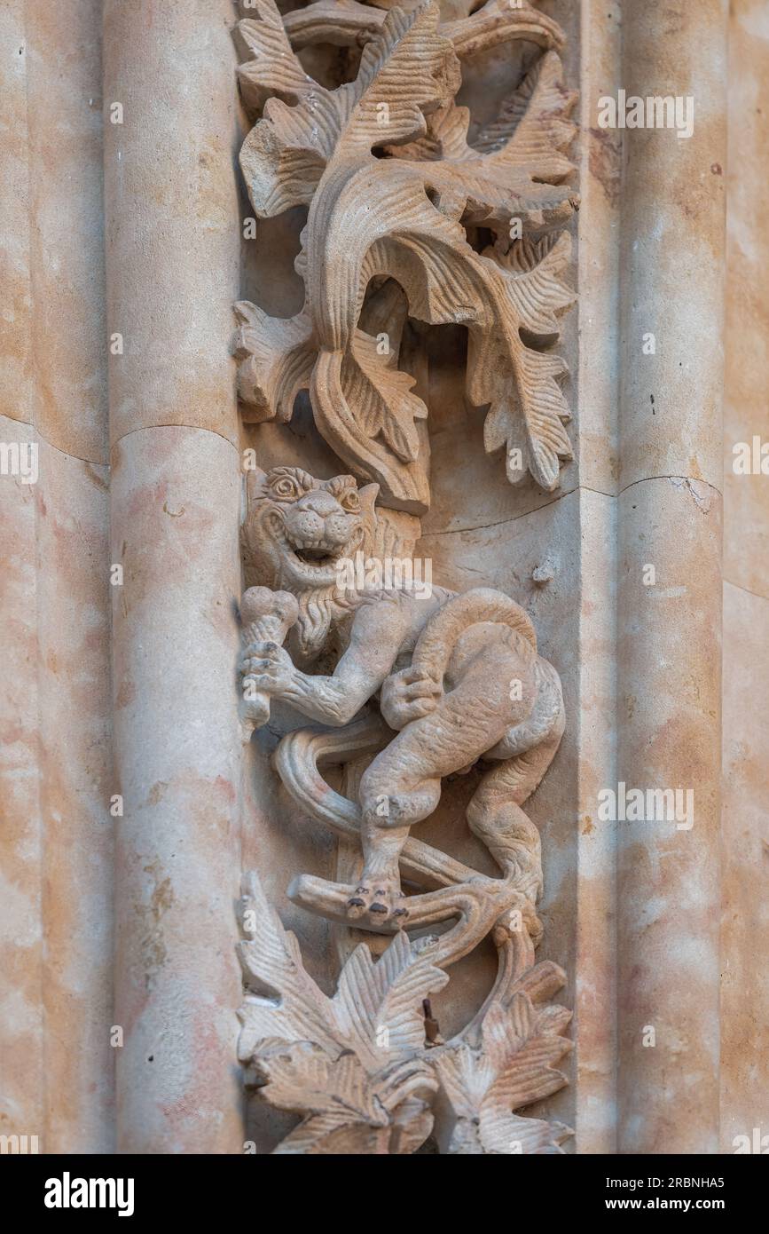 Démon avec sculpture de crème glacée à la façade de la cathédrale de Salamanque - Salamanque, Espagne Banque D'Images