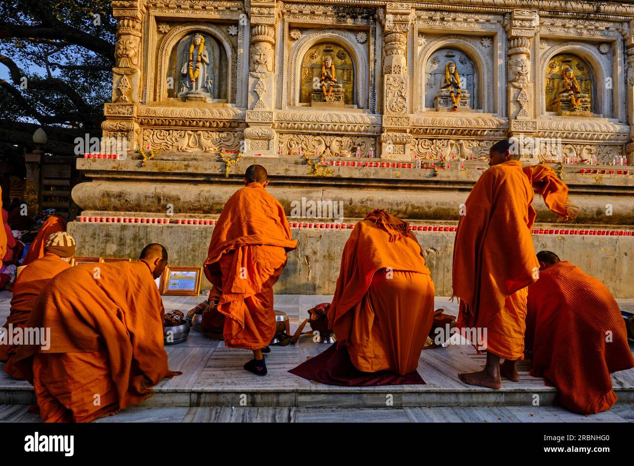 Inde, Bihar, Bodhgaya, UNESCO World Heriatge, le temple Mahabodhi, moines bouddhistes Banque D'Images