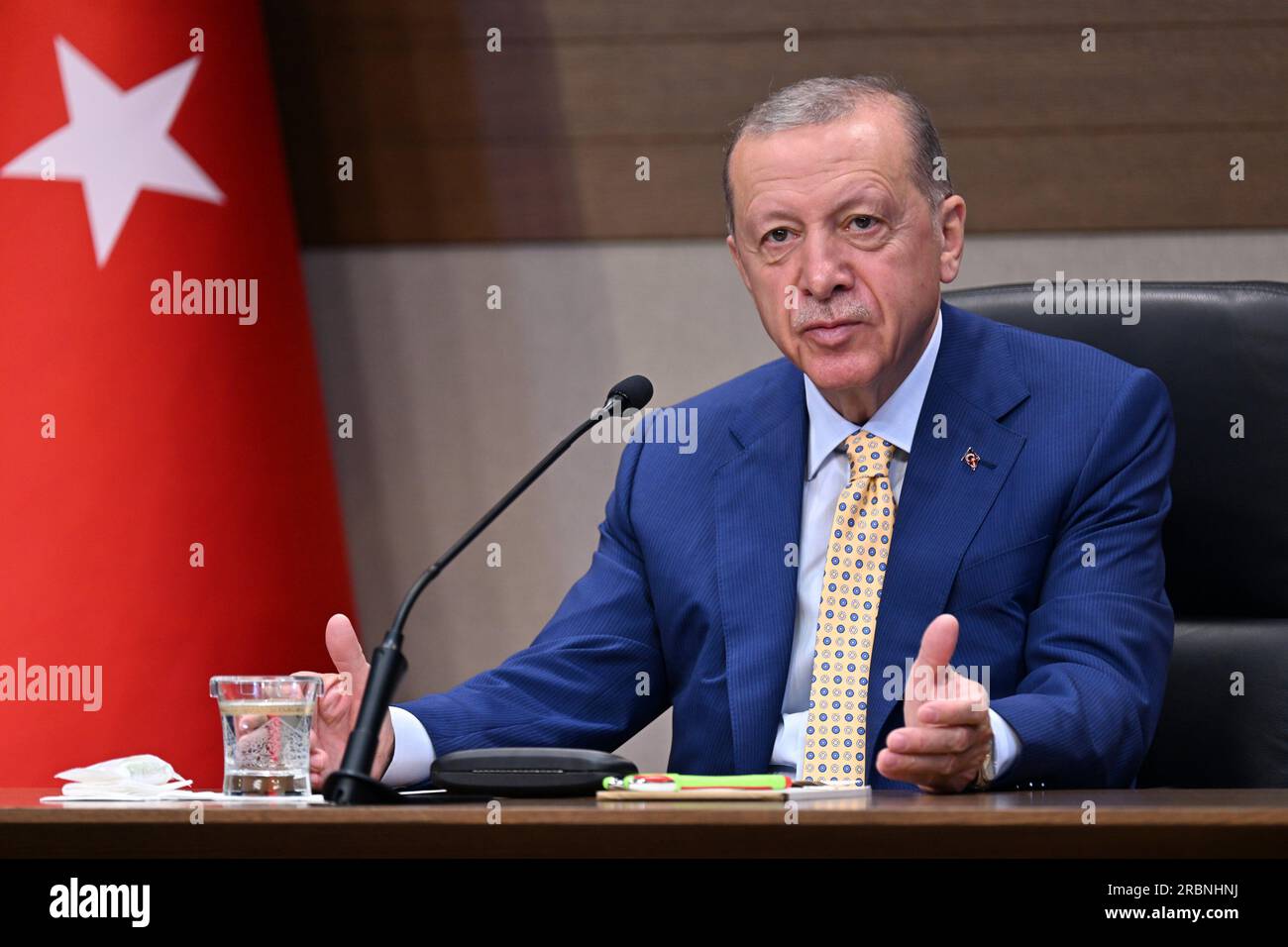 Istanbul, Turkiye. 10 juillet 2023. Le président turc Recep Tayyip Erdogan s'entretient avec la presse avant de partir pour Vilnius, Lituanie, à l'aéroport d'Istanbul à Istanbul, T¨¹rkiye, le 10 juillet 2023. T¨¹rkiye soutiendra l'adhésion de la Suède à l'OTAN si l'Union européenne (UE) relançait les pourparlers d'adhésion avec Ankara, a déclaré lundi le président Recep Tayyip Erdogan. Crédit : Xinhua/Alamy Live News Banque D'Images