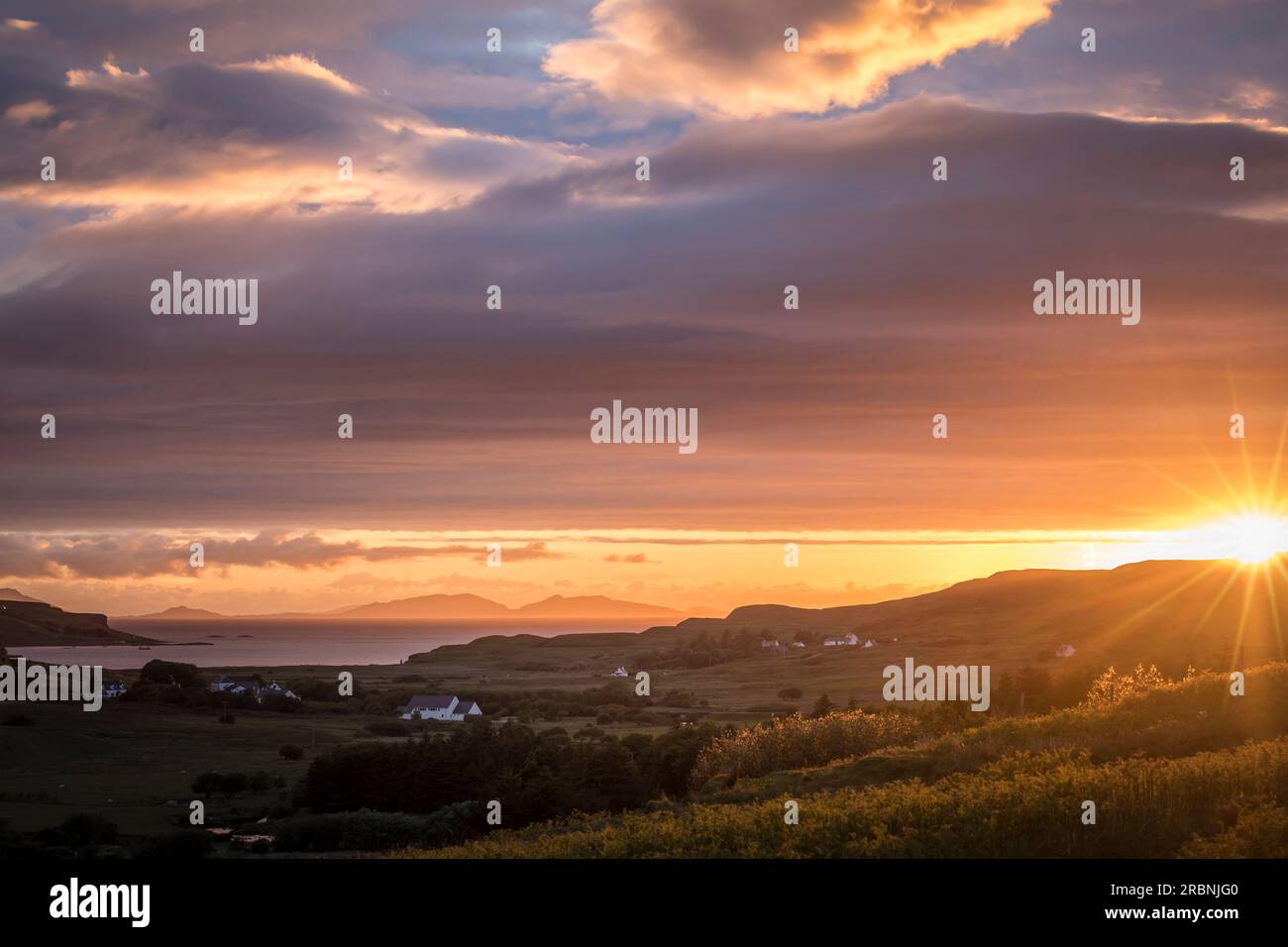 Vue de Glendale au Loch Pooltiel dans la lumière du soir, île de Skye, Highlands, Écosse, Royaume-Uni Banque D'Images