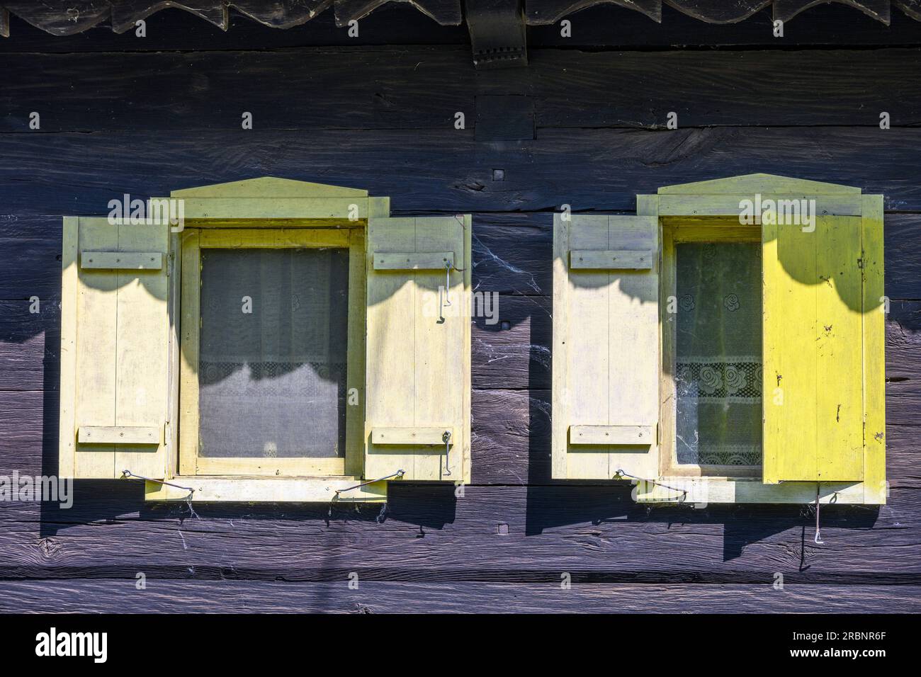 Détail des fenêtres sur une vieille maison en bois dans le village de Krapje. Parc naturel de Lonjsko Polje, Croatie. Banque D'Images