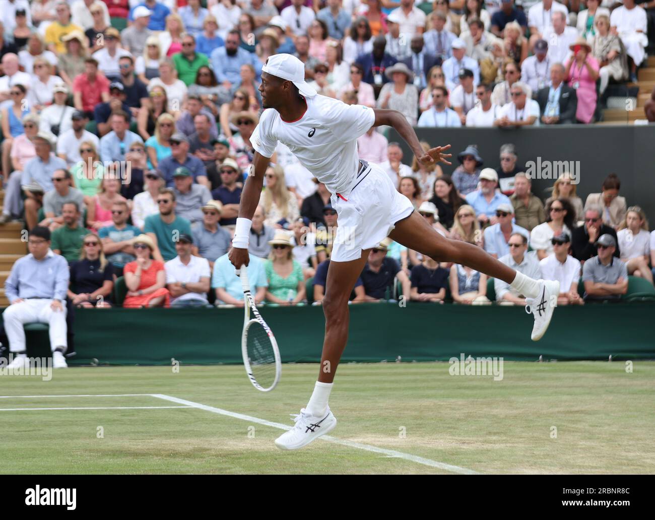 Londres, Royaume-Uni. 10 juillet 2023. L'américain Chris Eubanks sert dans son match contre le grec Stefanos Tsitsipas lors de la huitième journée des championnats de Wimbledon 2023 à Londres le lundi 10 juillet 2023. Photo Hugo Philpott/UPI crédit : UPI/Alamy Live News Banque D'Images