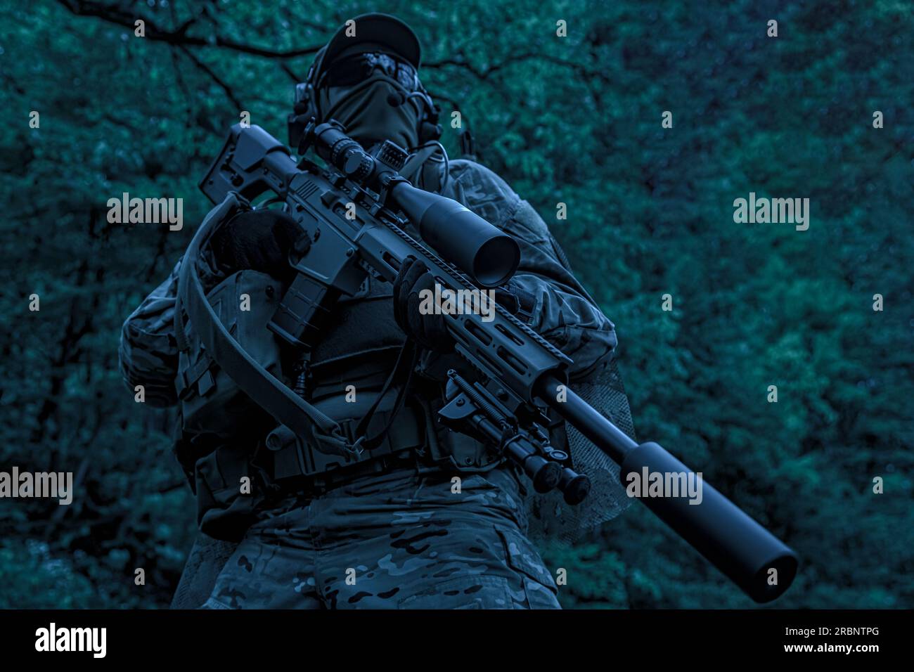 Bérets verts sniper du Groupe des forces spéciales de l'armée américaine en action nocturne Banque D'Images