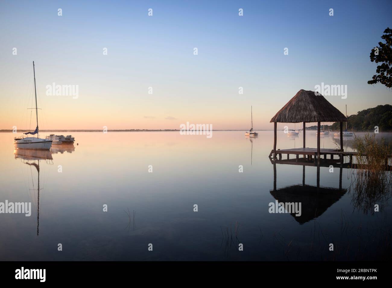Voiliers à la lumière du soleil levant, Balneario del Fondo, Bacalar Lagoon, Quintana Roo, Yucatán, Mexique, Amérique du Nord, Amérique latine Banque D'Images