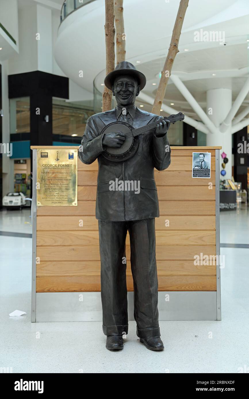 Statue de George Formby dans le centre commercial Grand Arcade à Wigan Banque D'Images
