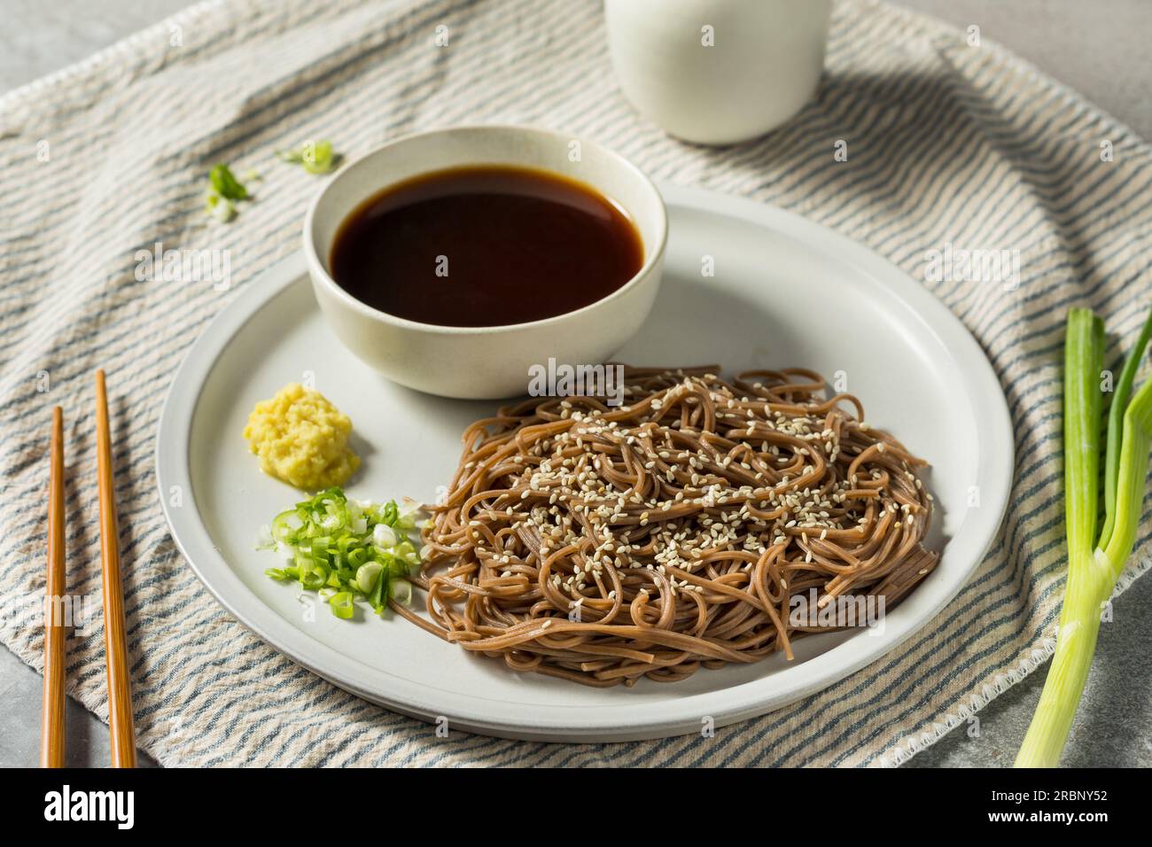 Nouilles Soba japonaises maison au sarrasin avec sauce soja Banque D'Images