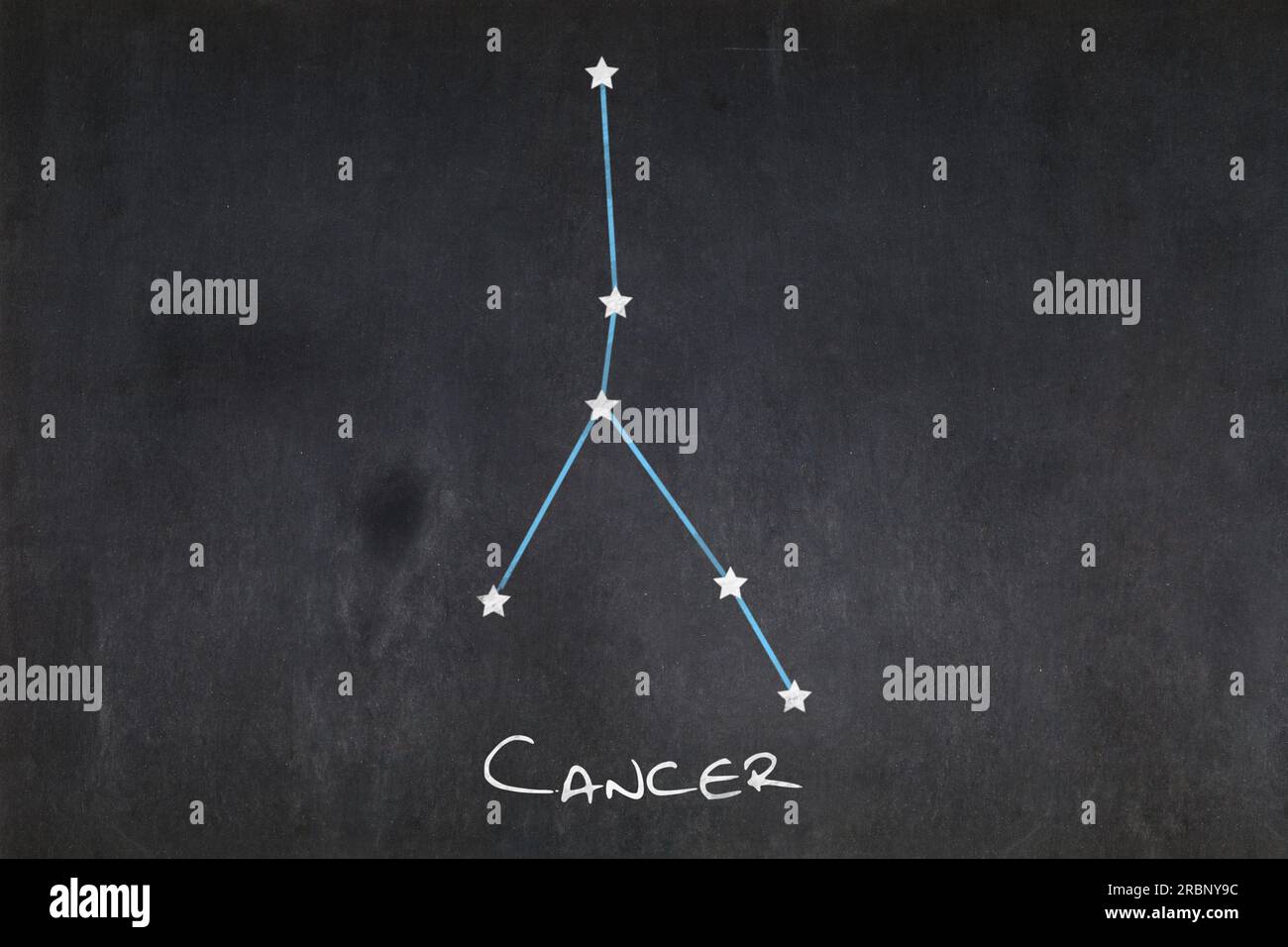 Tableau noir avec la constellation du cancer dessinée au milieu. Banque D'Images