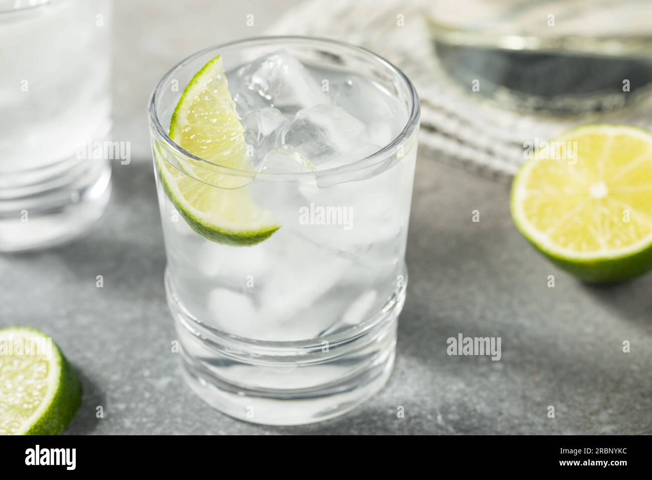 Eau rafraîchissante froide avec citron vert dans un verre Banque D'Images