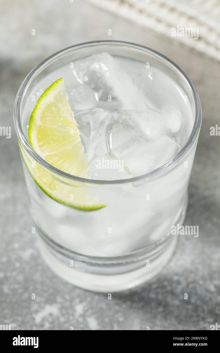 Eau rafraîchissante froide avec citron vert dans un verre Banque D'Images