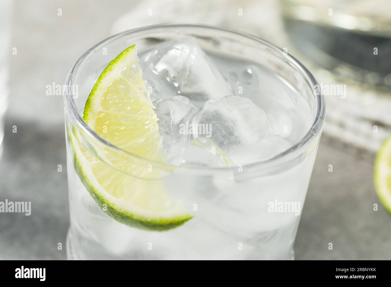 Eau rafraîchissante froide avec citron vert dans un verre Banque D'Images
